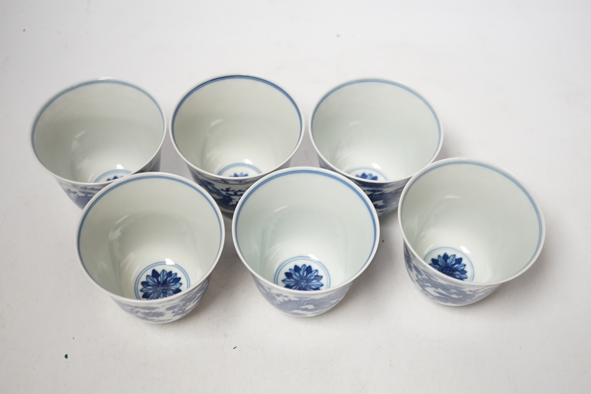 A set of six Chinese blue and white cups, 8cm high